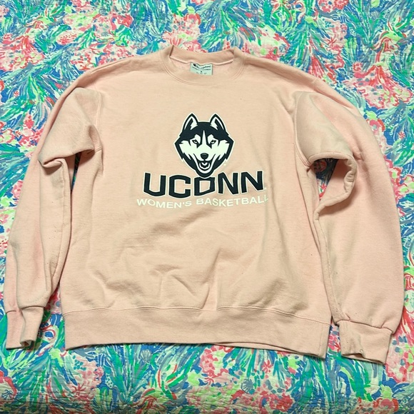 Champion Tops - GUC UConn women’s basketball crewneck size medium unisex light pink